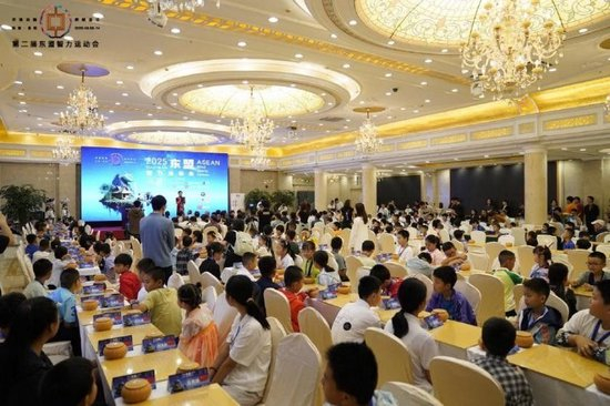 独家：76人主场热销詹姆斯球衣，费城球迷疯狂庆祝